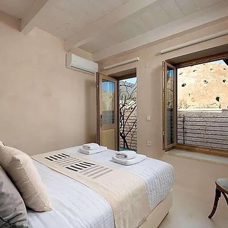 Sutor Chic Manor